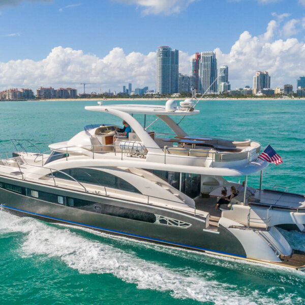 62' Catamaran Flybridge