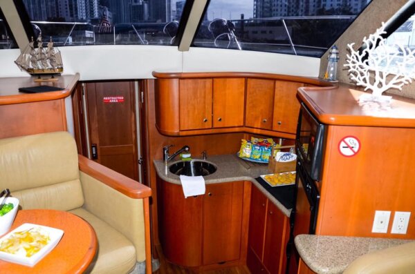 42' Silverton Flybridge - Image 8