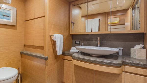 97' Ferretti includes Jetski - Image 9