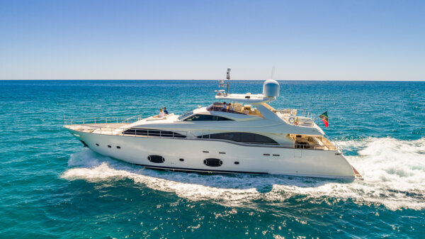 97' Ferretti includes Jetski - Image 4
