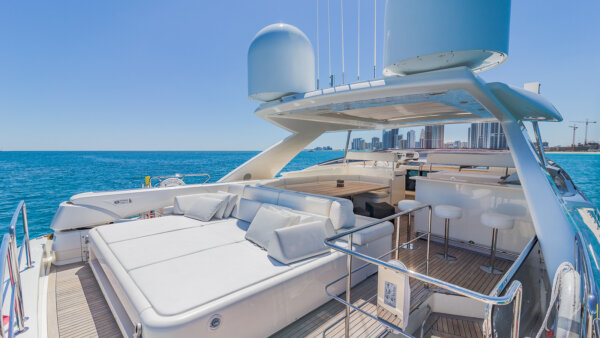 97' Ferretti includes Jetski - Image 7