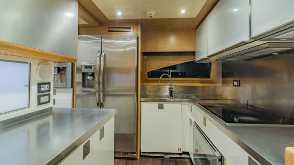 97' Ferretti includes Jetski - Image 8