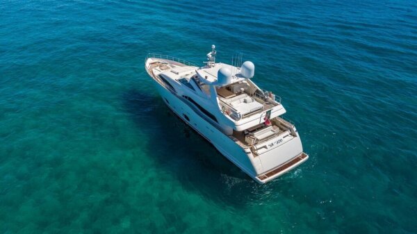 97' Ferretti includes Jetski - Image 3